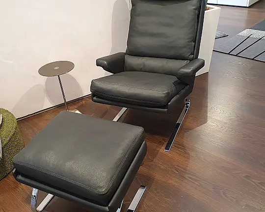 Zeitloser Sessel mit Hocker - Swing
