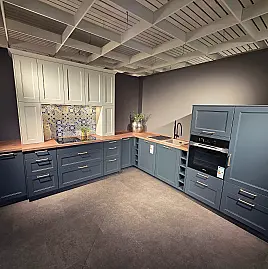 Elegante Landhausküche in Fjordblau & Weiß