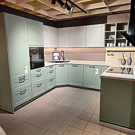 Stilvolle U-Küche im Landhausstil