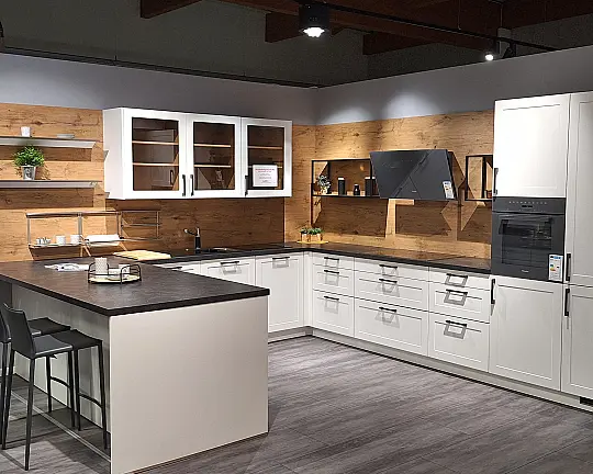 wohnliche U-Küche im modernen Landhaus-Look - Modell MU 127 Mattlack articweiß