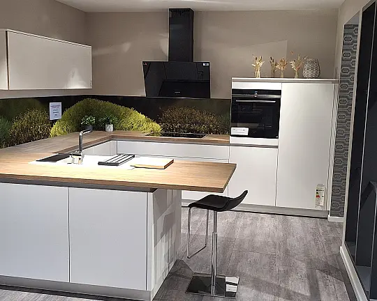 moderne Grifflose U-Küche mit weißer Mattlack-Front mit Massivholz-Eiche-Arbeitsplatte - Modell X-MH