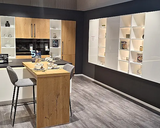 grifflose Inselküche in Hochglanzlack  mit Hochschrankzeile in Eiche Echtholz mit separaten Wandschränken - Modell X-LK 126 glanzarctisweiß und ER 8040 Alteiche natur