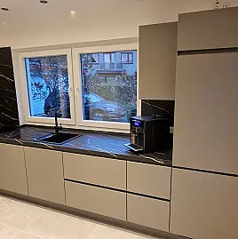 Nobilia Musterküche Laser Taupegrau ohne E-Geräte – elegant, grifflos, anpassbar