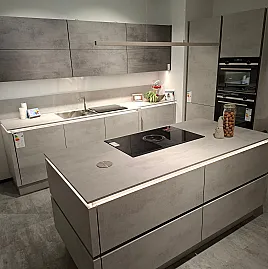 Stylische Grifflosküche mit vielen Extras und Griffmuldenbeleuchtung