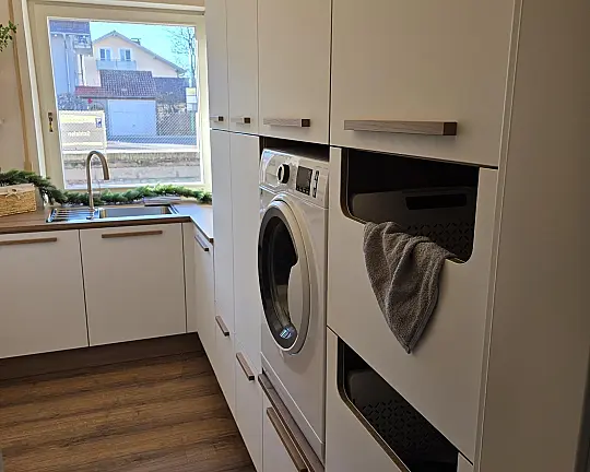 . - Hauswirtschaftsraum (Waschküche) im Frontdekor Flair Schichtstoff Weiß softmatt mit Kanteninlay in Vulkaneiche