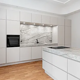 Moderne Küche mit keramischer Kochinsel