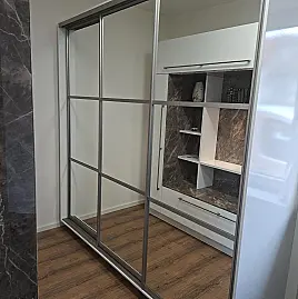 Schrank mit Spiegel-Schiebetüren