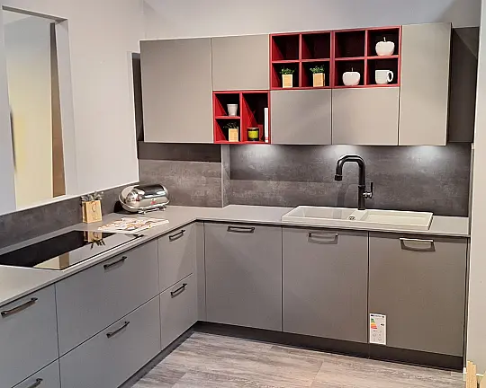 moderne L-Küche mit Higbhoard-Hochschrankzeile - Modell AV6000 roter und lavagrauer Mattlack-Oberfläche