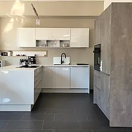 Attraktive Musterküche mit Halbinsel und separatem Gerätehochschrank