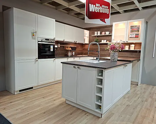 moderne Landhausküche mit Insel - Home 411 3D-Lacklaminat Weiß matt