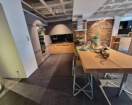 KLI Linee G Glasfront Taupe /VO Eiche weißöl · L-Form mit Insel