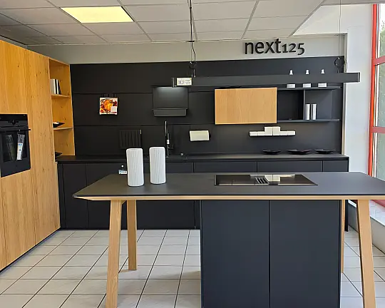 Premiumküche mit Design-Kochtisch - NX240 K187F Fenix onyxschwarz feinmatt AFP + NX620 F728 Asteiche bianco hell gebürstet