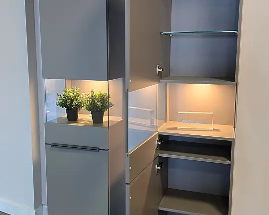 Elegante Vitrinenschränke von Nobilia – Stilvoller Stauraum für Wohn- oder Esszimmer - Easytouch: Taupegrau