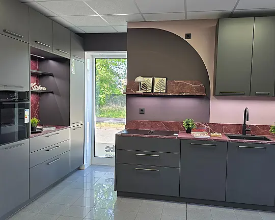 Moderne Küche mit besonderem Charakter - Soft Lack: Graphit softmatt kombiniert mit Lack AFP, Red Marble