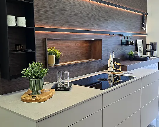 Zeitlos schön - Easytouch: Lacklaminat, Sand ultramatt / Structura: Nussbaum Milano Nachbildung kombiniert mit Beton Sand Nachbildung