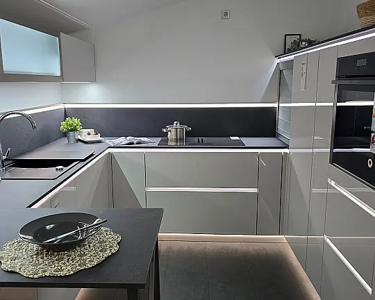 Klare Linien, starke Kontraste - Novalux: Lack, Seidengrau Hochglanz kombiniert mit Slim Line Xtra Grauschiefer Nachbildung