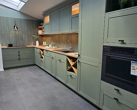 Zeitlose Landhausküche in Olive - Frame: Lacklaminat, Holzstruktur Olive kombiniert mit Eiche Honig Nachbildung