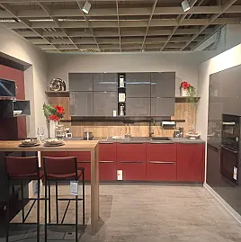 Moderne Designküche in Graphit Hochglanz und Burgund Matt mit eleganter Barplatte in Eiche Ontario