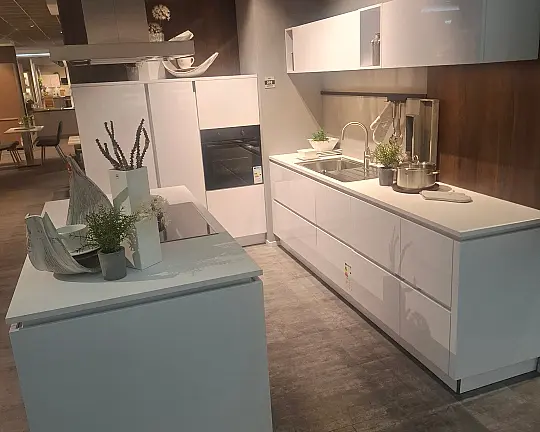 Moderne Küche mit freistehender Insel in elegantem Polarweiß Hochglanz und LED-Beleuchtung - TOP BRILLANT-GL - Polarweiß Direktlack glänzend / Polarweiß matt (Programm T343) -Koje 098-