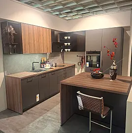 Moderne L-Küche mit freistehender Insel in elegantem Lavaschwarz matt und warmen Akzenten in Victoria Nussbaum.