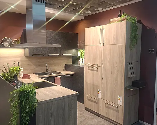 Moderne L-Küche mit freistehender Kochinsel, elegantem Schiefer-Design und atmosphärischer LED-Beleuchtung - Elba - Alvaro Schiefer Nachbildung / Esche Nordic Nachbildung (Programm ELB)  - Koje 079-