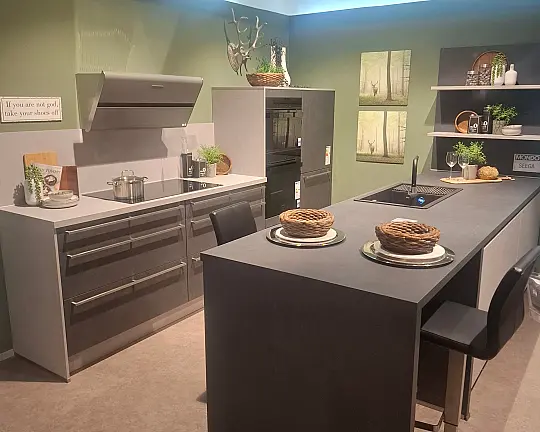 Moderne Küchenzeile mit freistehender Insel, hochwertigen Fronten in Schiefer steingrau und edlen Relinggriffen. - Mondo Seega - Schiefer steingrau NB / Grauschiefer NB (Programm 566)  -Koje106-