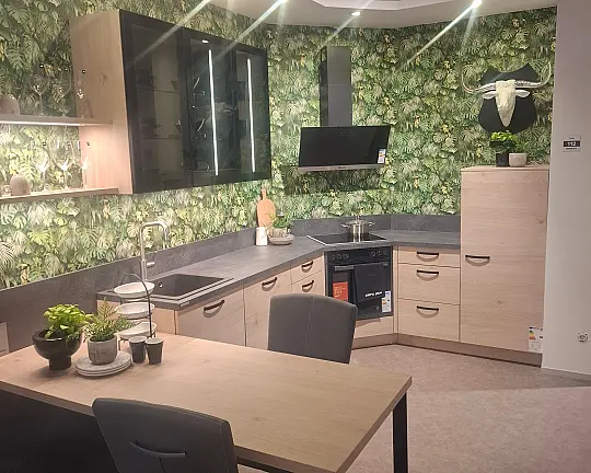 Warme L-Küche in Asteiche Natur mit eleganten schwarzen Akzenten und praktischem Ansetztisch - Artwood - Asteiche natur Melaminharz (Programm A19) -Koje 112-
