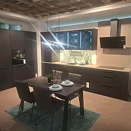 Elegante, geradlinige Küche in Eiche Nero mit integriertem Essplatz und stimmungsvoller LED-Beleuchtung