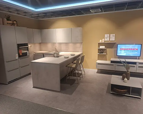 Moderne L-Küche mit Halbinsel, integriertem Couchtisch und stilvoller LED-Beleuchtung - Mondo Rosian - Beton grau NB / Steingrau matt (Programm 371)  -Koje147-