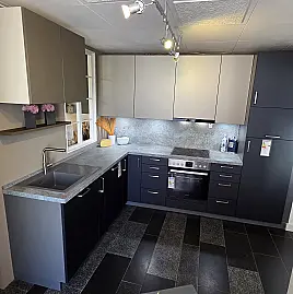 Moderne L-Küche in Farbkombination