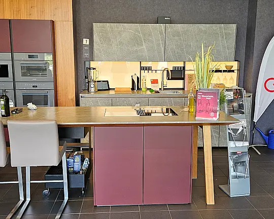 hochwertige Next125 Keramikfront mit Miele Muldenlüfter Induktion, alle Geräte Miele und Heißwasserhahn Quooker - Next 125 C2765 Ceramic Marmor