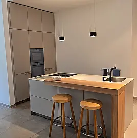 b3 Küche in Kiesel mit Laminat Insel