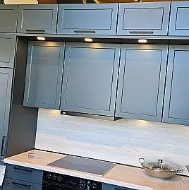 moderne Landhausküche in L-Form mit gemütlichem Frühstücksplatz