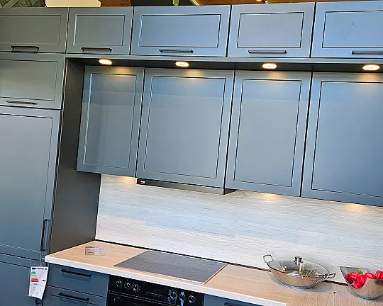 moderne Landhausküche in L-Form mit gemütlichem Frühstücksplatz - Sophie Black Green Mattlack