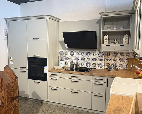 Moderne Landhausküche von Ballerina mit hochwertigen Geräten - Landhausküche in Sonderfarbe mit Pilaster und Funierauszug