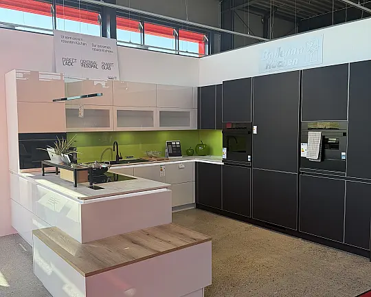 Ballerina Küche mit Dekton APL und hochwertigen Geräten - Ballerina SmartGlas Achatweiß / AluTec schwarz