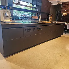 große, moderne Kücheninsel mit matter Glas-Front und -Arbeitsplatte