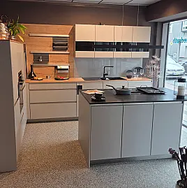 Moderne Küche mit hochwertigen Einbaugeräten