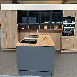 Moderne Zeitlose Küche mit großer Insel
