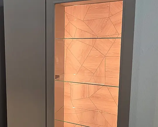 Elegante zeitlose Vitrine - toller Glasschrank mit indirekter LED Beleuchtung - Exklusives Messestück - sofort verfügbar - Senso