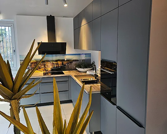 Topline samtmatte mittelgraue Küche mit individueller Motivrückwand - samtmatt Motivrückwand