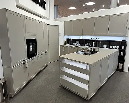 Leicht Landhaus Verve-FS 134 olivgrau / Umfeld Topos H 309 Bergamo Ulme furniert · Moderne, hochwertige Landhausküche, Top-Geräte von Gaggenau