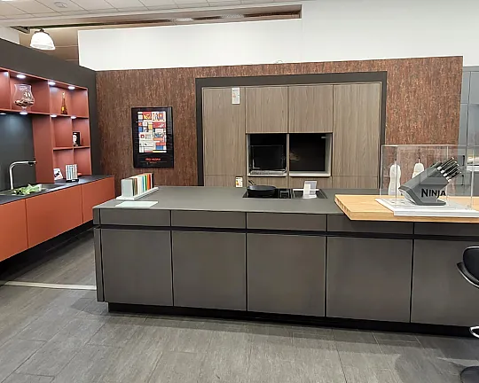 Design-Küche mit großer Kochinsel und modernen Frontkombinationen - 293 Concrete-A 192 brasilia / 213 Classic-FS 029 ocre rouge / 222 Synthia KI 232v olmo grigio