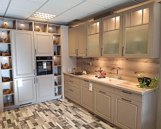 Landhausküche Mara im Dekor Greige seidenmatt inkl. Neff Geräte - Mara