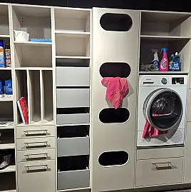 Elegantes, modernes Design mit durchdachter Stauraumlösung und funktionaler Arbeitsfläche