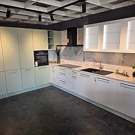 Moderne L-Küche in Weiß & Avocado