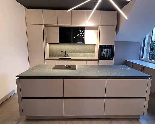 Moderne, helle Küchenzeile und Insel mit Naturstein - Moderne Küche
