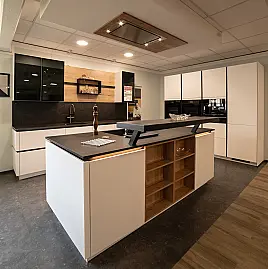 moderne Inselküche mit Dekton Arbeitsplatten, mit hochwertigen Miele Geräten