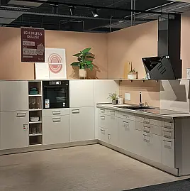Moderne Winkelküche in Weiß mit Akzenten in Kiruna-Birke Nachbildung