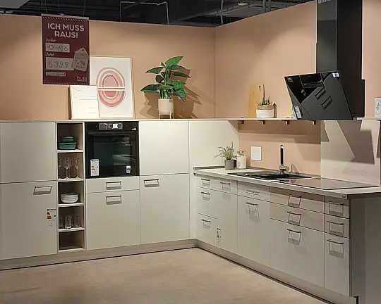 Moderne Winkelküche in Weiß mit Akzenten in Kiruna-Birke Nachbildung - Modell Feel  Weiß mit Kiruna-Birke Nachbildung